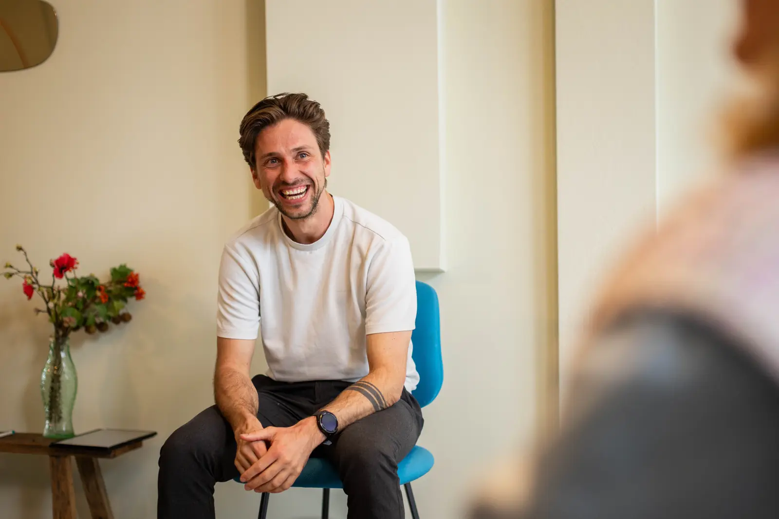 Eric Jonk lachend in gesprek met een groep